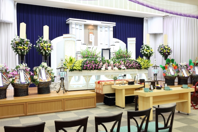 葬儀に供えるお花 供花 マナーは 手配のしかたは 終活ライブラリー