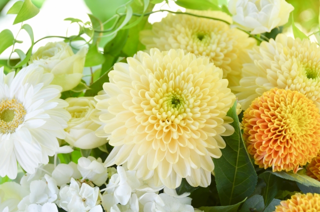 お葬式の供花の注文方法 手配方法と送り方 費用相場 終活ライブラリー