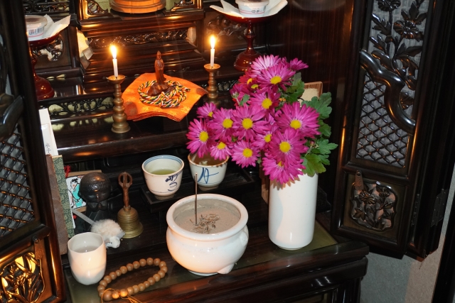 仏壇に置く花瓶の選び方！色・サイズに決まりは？ | 終活ライブラリー