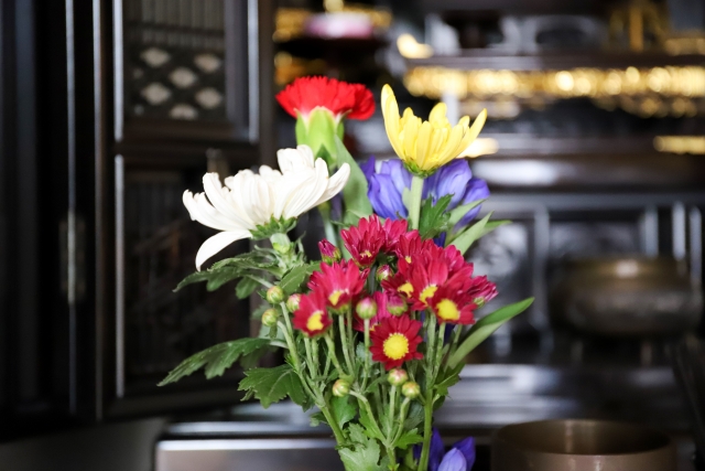 仏壇に置く花瓶の選び方 色 サイズに決まりは 終活ライブラリー